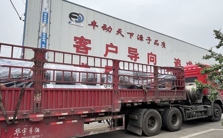 負責發(fā)貨的同事核實好產(chǎn)品名稱、規(guī)格和數(shù)量，進行了嚴格把關(guān)，與貨運公司核對好物流信息。大家通力協(xié)作，有條不絮地將風機穩(wěn)穩(wěn)地裝在大貨車上，確保運輸過程中貨物穩(wěn)定安全。