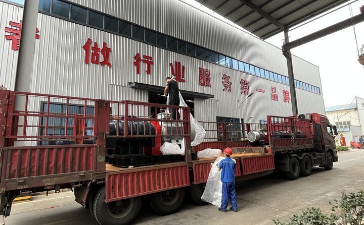 負責發(fā)貨的同事核實好產(chǎn)品名稱、規(guī)格和數(shù)量，進行了嚴格把關(guān)，與貨運公司核對好物流信息。大家通力協(xié)作，有條不絮地將風機穩(wěn)穩(wěn)地裝在大貨車上，確保運輸過程中貨物穩(wěn)定安全。