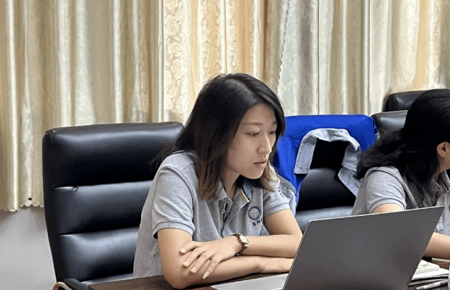 風(fēng)雨同舟2023年已經(jīng)走過了春夏，回望過去我們在挫折中不斷成長，在磨練中不斷進步。國慶的假期仿佛還未走完，多數(shù)人還沉浸在休閑的時光，豐源已經(jīng)開始了新的征程。2023年10月6日，章丘豐源機械組織優(yōu)秀業(yè)務(wù)代表開展十一銷售座談會。本次會議與以往不同，更多的是分享，是學(xué)習(xí)。 會議紀(jì)律宣導(dǎo)完畢之后，由營銷部長盧玉麗做豐源營銷部報告，對2023年前三季度的銷售狀況進行總結(jié)分析。 作為豐源銷售員，我們的與眾不同之處除擁有專業(yè)的業(yè)務(wù)技能外，還需德才兼?zhèn)?。豐源優(yōu)秀業(yè)務(wù)代表與大家分享了自己1-9月份的業(yè)務(wù)開發(fā)心得，并對四季度工作開展進行規(guī)劃。 大家一起對行業(yè)案例進行分析，討論行業(yè)開發(fā)的策略，旨在深入了解客戶需求后，給不同行業(yè)客戶提供專業(yè)解決方案，與客戶一起成長。 孫寧波總經(jīng)理為簽單、回款銷售冠軍進行頒獎 營銷部長盧玉麗公布10-12月份激勵政策 孫寧波總經(jīng)理最后講到，活到老學(xué)到老，學(xué)到老干到老。學(xué)習(xí)的時間總是短暫，但我們不曾缺少機會。鼓勵大家用知識的力量武裝自己，轉(zhuǎn)變思想觀念，輕裝上陣，努力完成全年公司目標(biāo)。